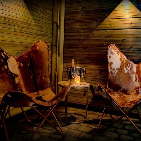 Le Spa Du Cabanon: Cabanon De Luxe Avec Spa Entierement Privatif Aye Bagian luar foto