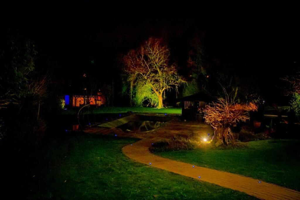 Le Spa Du Cabanon: Cabanon De Luxe Avec Spa Entierement Privatif Aye Bagian luar foto