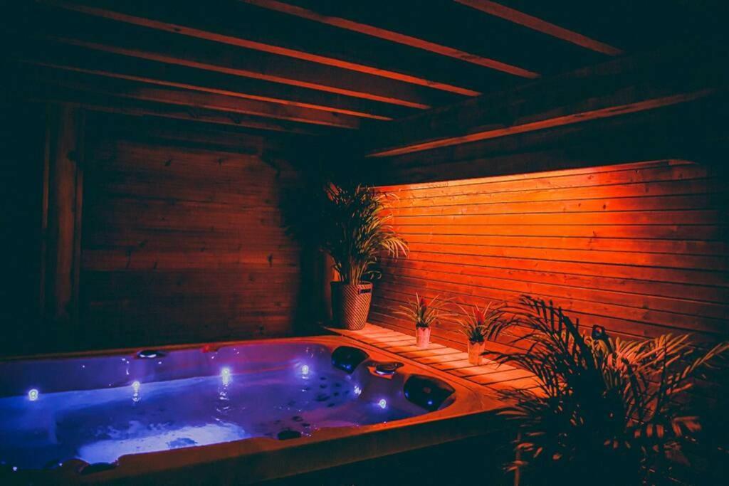 Le Spa Du Cabanon: Cabanon De Luxe Avec Spa Entierement Privatif Aye Bagian luar foto
