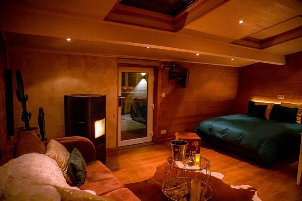 Le Spa Du Cabanon: Cabanon De Luxe Avec Spa Entierement Privatif Aye Bagian luar foto