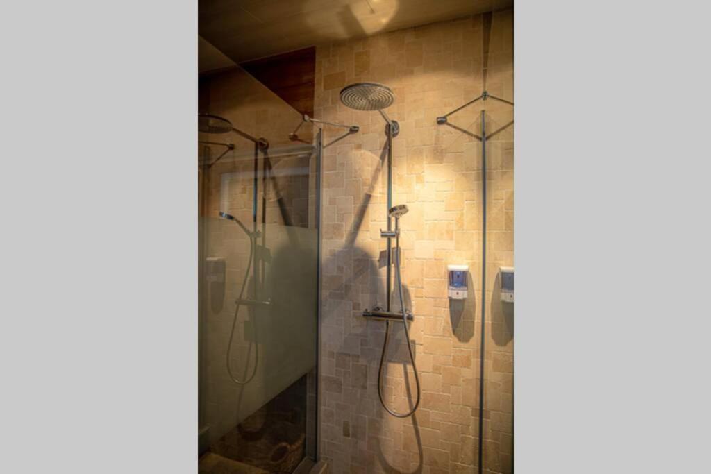 Le Spa Du Cabanon: Cabanon De Luxe Avec Spa Entierement Privatif Aye Bagian luar foto