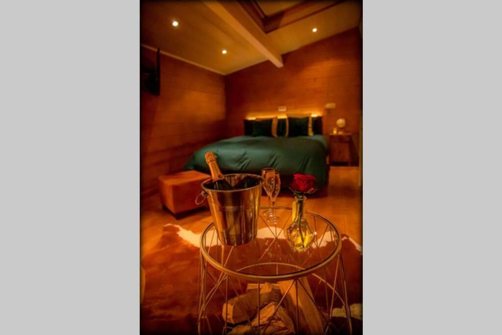 Le Spa Du Cabanon: Cabanon De Luxe Avec Spa Entierement Privatif Aye Bagian luar foto