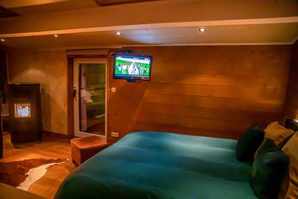 Le Spa Du Cabanon: Cabanon De Luxe Avec Spa Entierement Privatif Aye Bagian luar foto