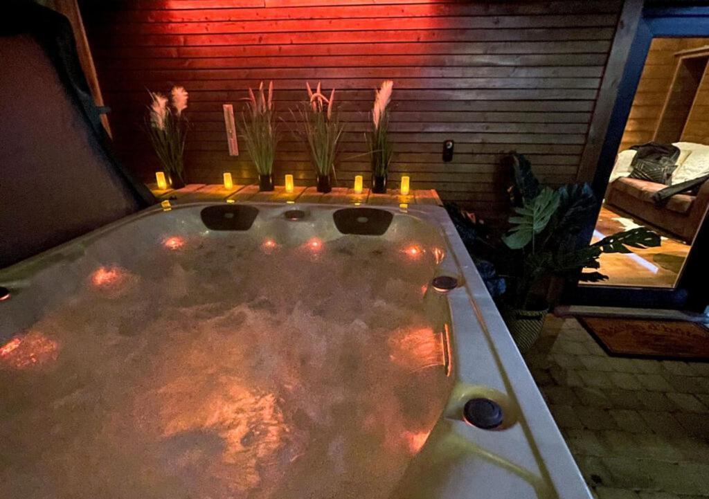 Le Spa Du Cabanon: Cabanon De Luxe Avec Spa Entierement Privatif Aye Bagian luar foto