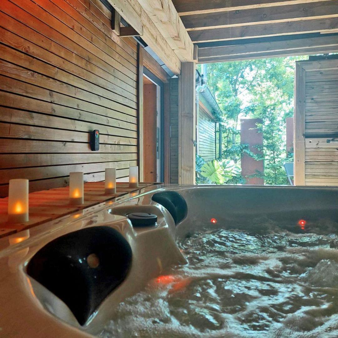 Le Spa Du Cabanon: Cabanon De Luxe Avec Spa Entierement Privatif Aye Bagian luar foto