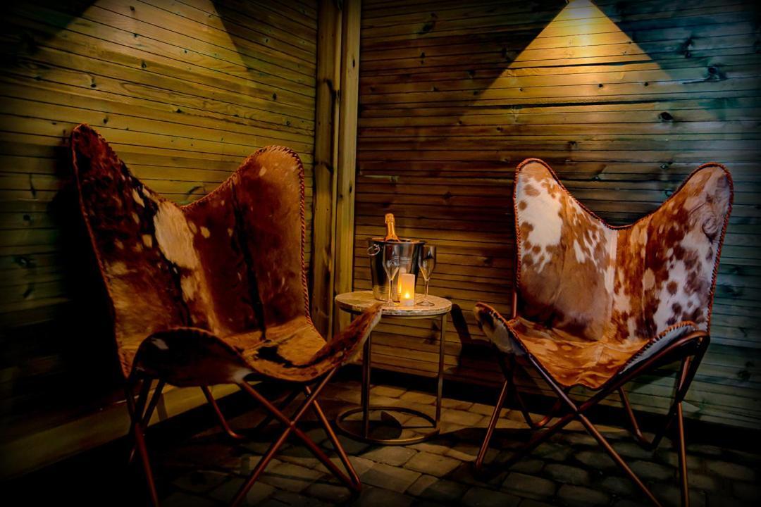 Le Spa Du Cabanon: Cabanon De Luxe Avec Spa Entierement Privatif Aye Bagian luar foto